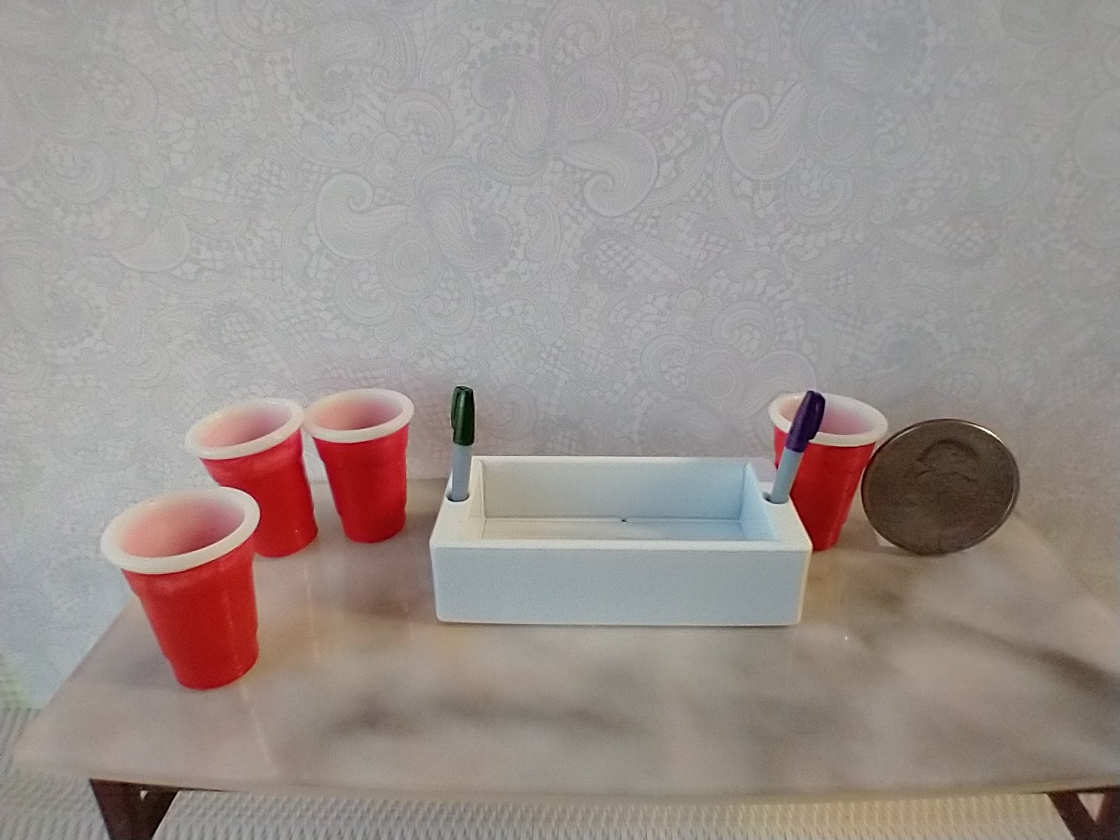 Play scale 1:6 or Barbie dollhouse party plastic cup and markers holder in white finish with two faux pens and four cups REF White