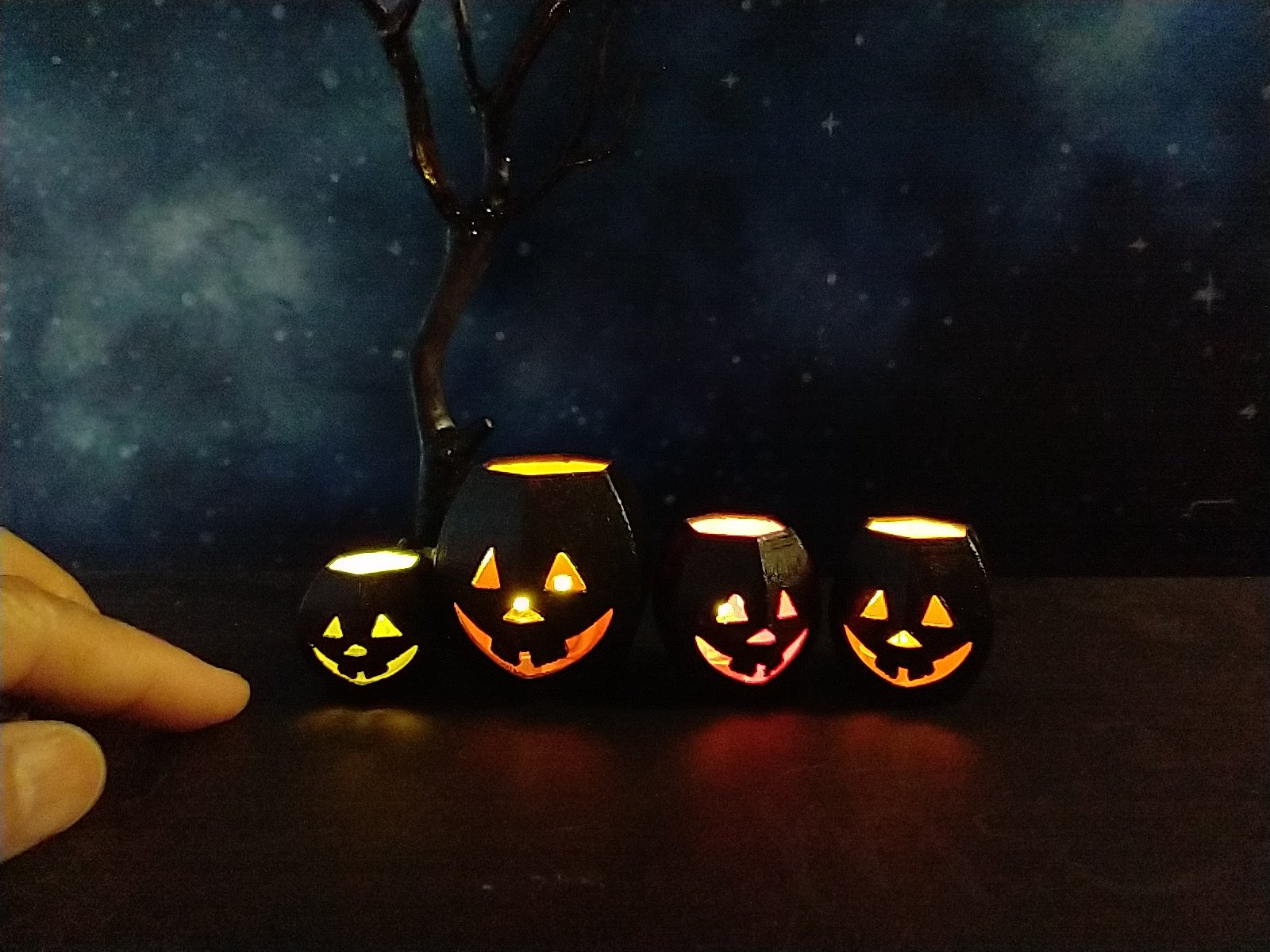 1:12 Dollhouse Halloween battery lighted faux metal lantern Jack o' lantern in modern style REF Medium & red interior