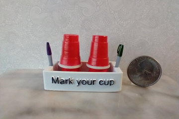 Play scale 1:6 or Barbie dollhouse party plastic cup and markers holder in white finish with two faux pens and four cups REF White