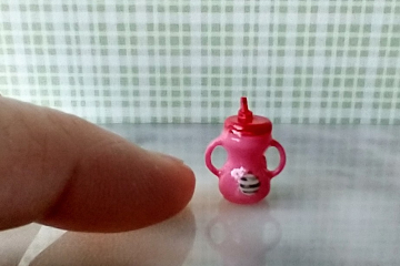 Dollhouse miniature holiday-themed sippy cup with easy grip handles REF Pink body, Christmas ornament, holly