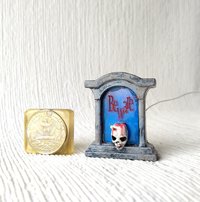 Halloween miniature spooky light up tombstone with bloody skull Battery operated miniature gravestone light with external wires
