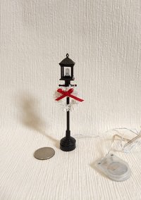 1:12 Dollhouse battery operated lawn holiday decor Light up street lamp decor with white wreath LED lantern on external wires