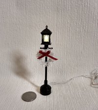 1:12 Dollhouse battery operated lawn holiday decor Light up street lamp decor with white wreath LED lantern on external wires