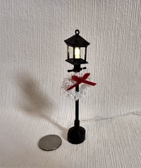 1:12 Dollhouse battery operated lawn holiday decor Light up street lamp decor with white wreath LED lantern on external wires
