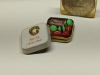 1:12 Dollhouse miniature holiday tin gift with French macarons Mini Christmas sweet gift tin box macarons with wreath decal on lid