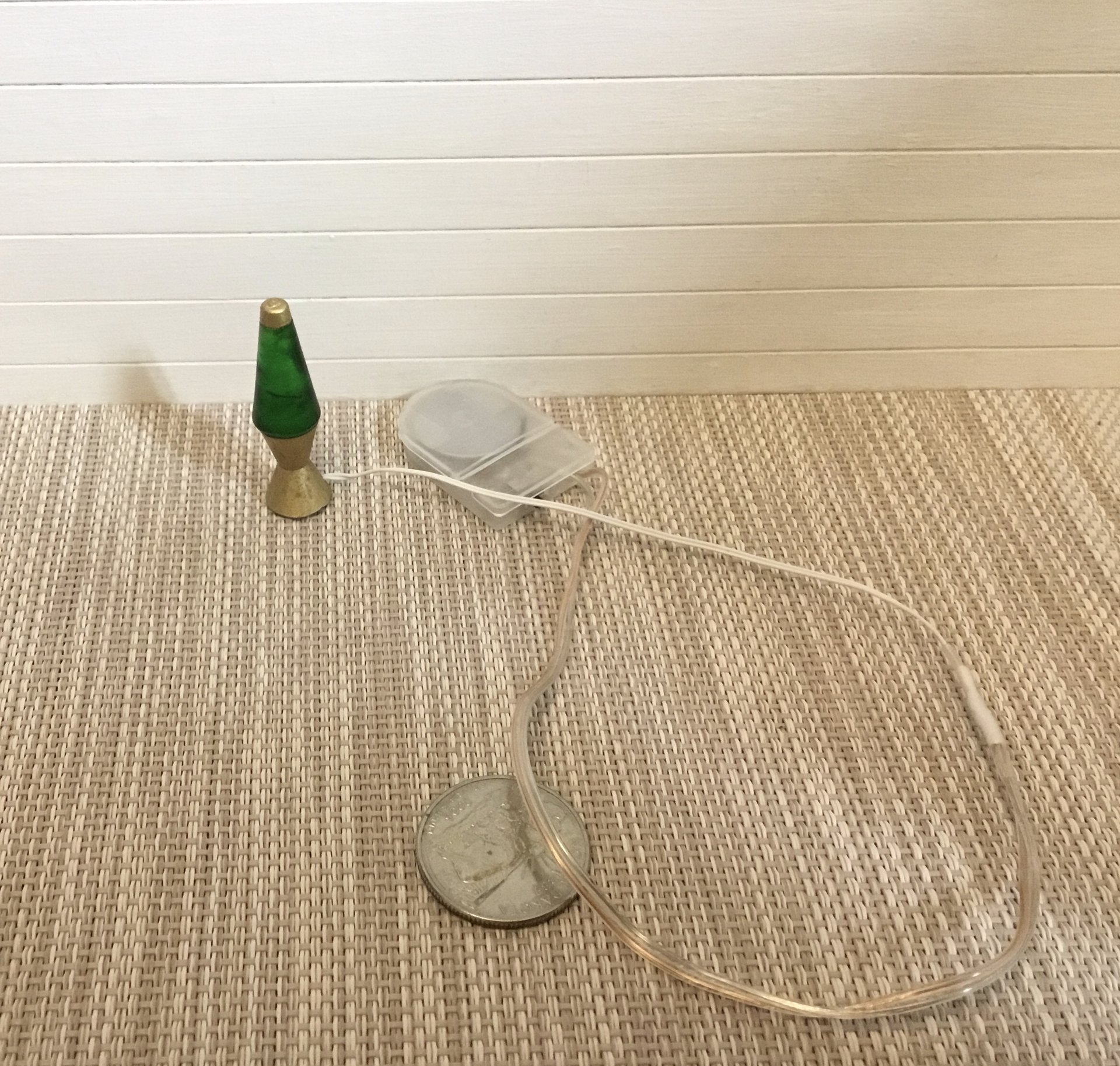 1:12 Dollhouse miniature Handcrafted retro lava lamp Battery operated LED table lamp MCM style with external wires - green resin