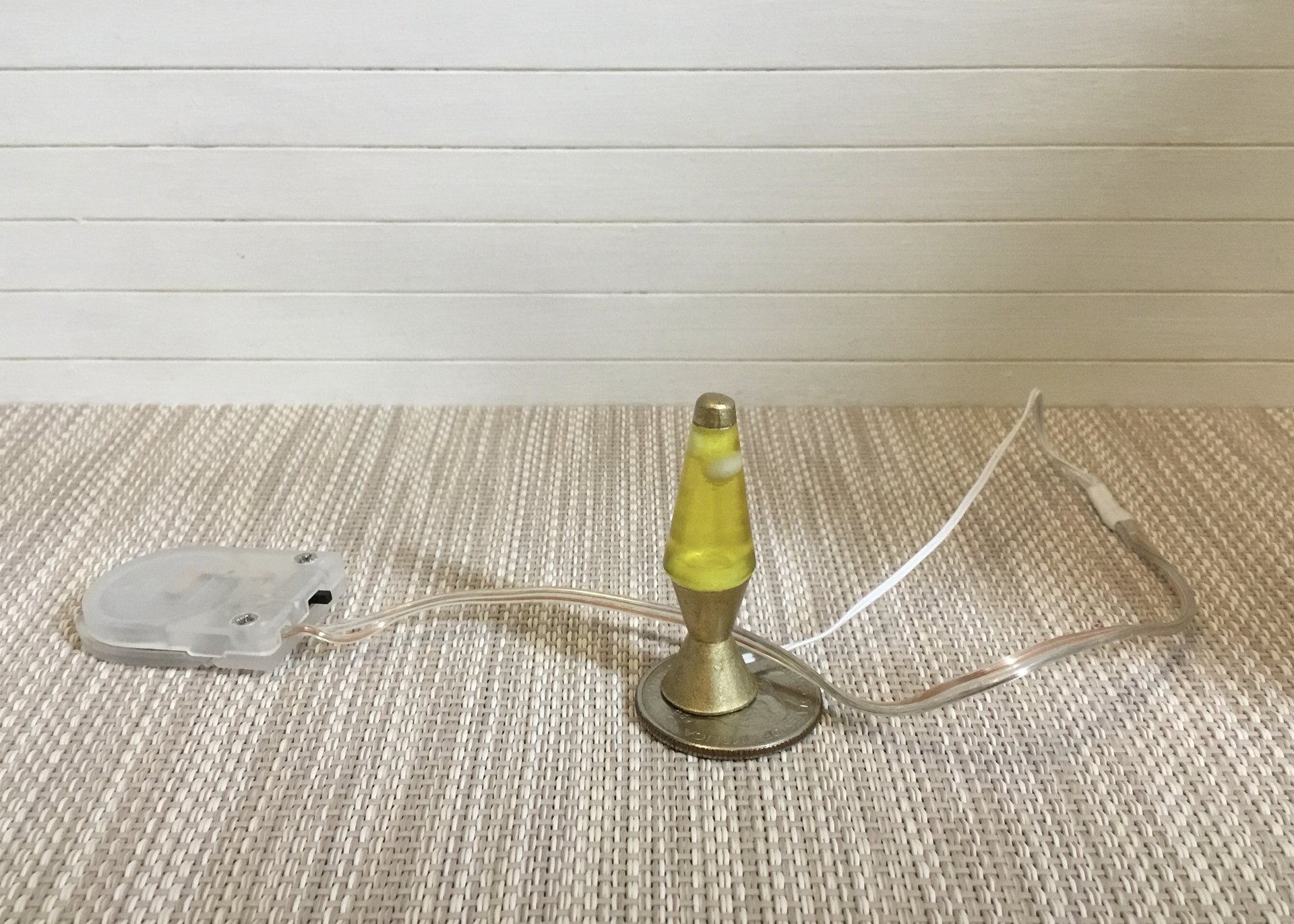 1:12 Dollhouse miniature Handcrafted retro lava lamp Battery operated LED table lamp MCM style with external wires - yellow resin