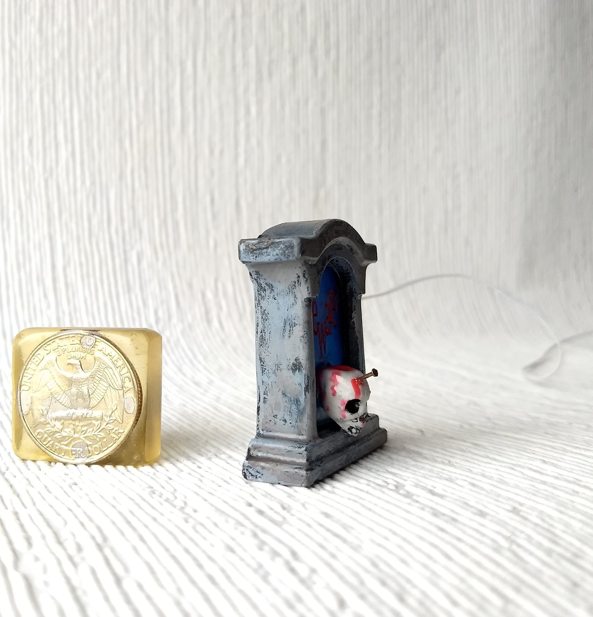 Halloween miniature spooky light up tombstone with bloody skull Battery operated miniature gravestone light with external wires