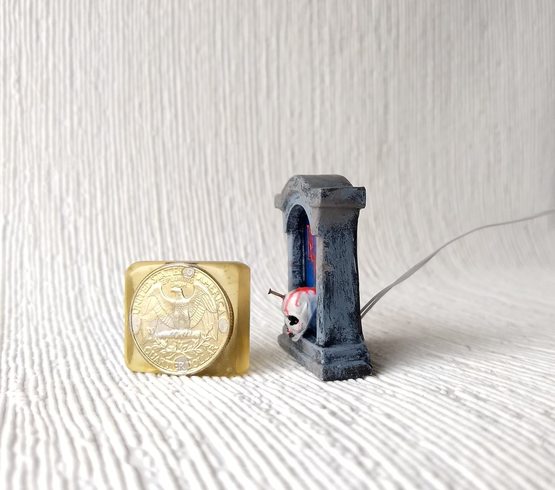 Halloween miniature spooky light up tombstone with bloody skull Battery operated miniature gravestone light with external wires