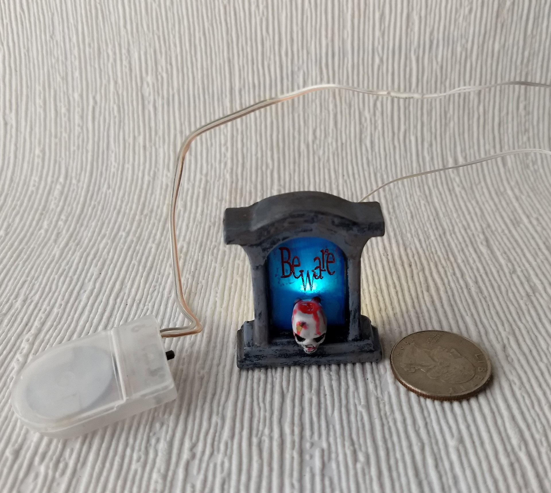 Halloween miniature spooky light up tombstone with bloody skull Battery operated miniature gravestone light with external wires