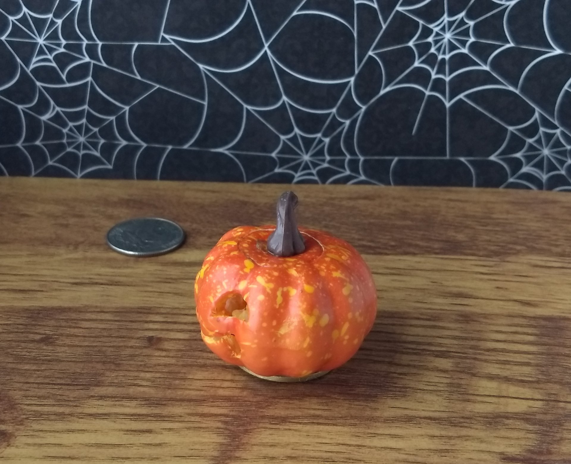 Battery operated miniature light up Jack-O-Lantern Pumpkin LED light for Halloween No external wires REF Play scale freckles