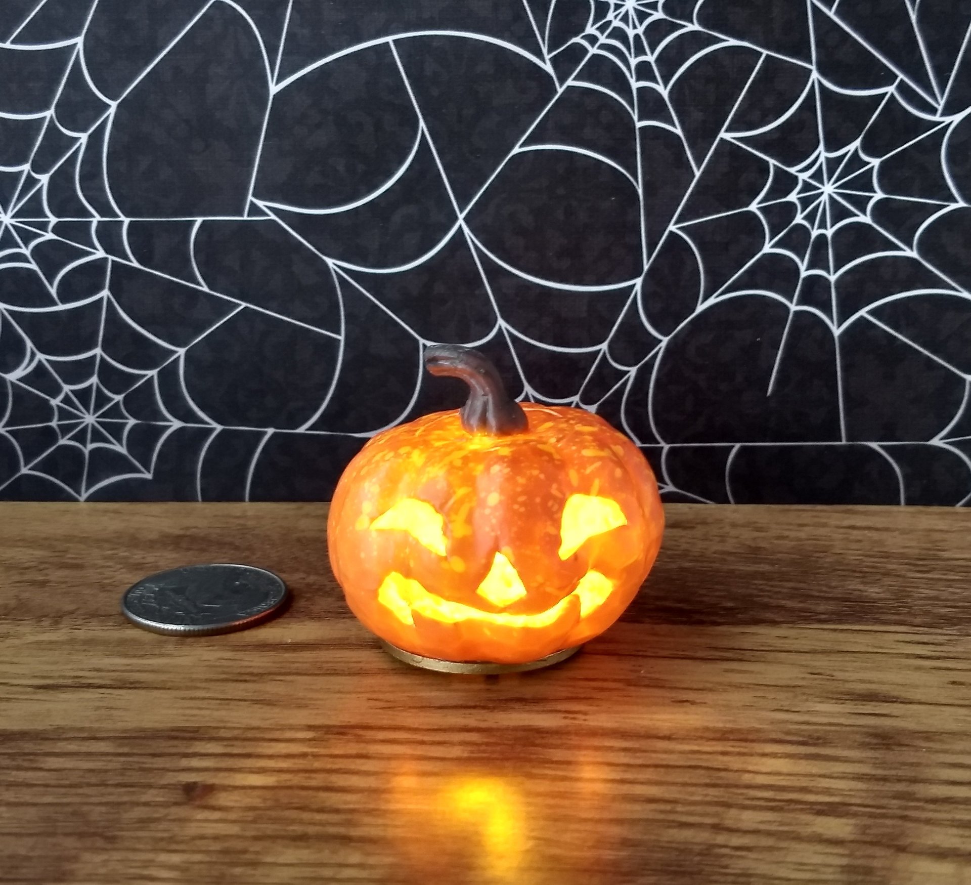 Battery operated miniature light up Jack-O-Lantern Pumpkin LED light for Halloween No external wires REF Play scale freckles