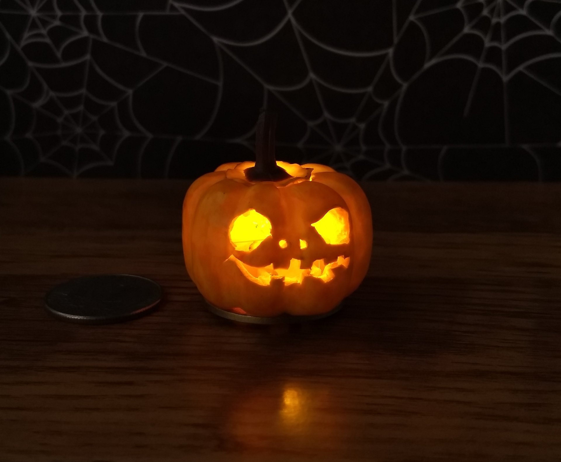 Battery operated miniature light up Jack-O-Lantern Pumpkin LED light for Halloween No external wires REF Big Almond eyes