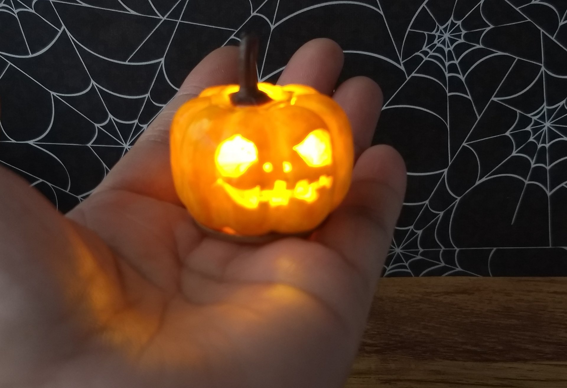 Battery operated miniature light up Jack-O-Lantern Pumpkin LED light for Halloween No external wires REF Big Almond eyes