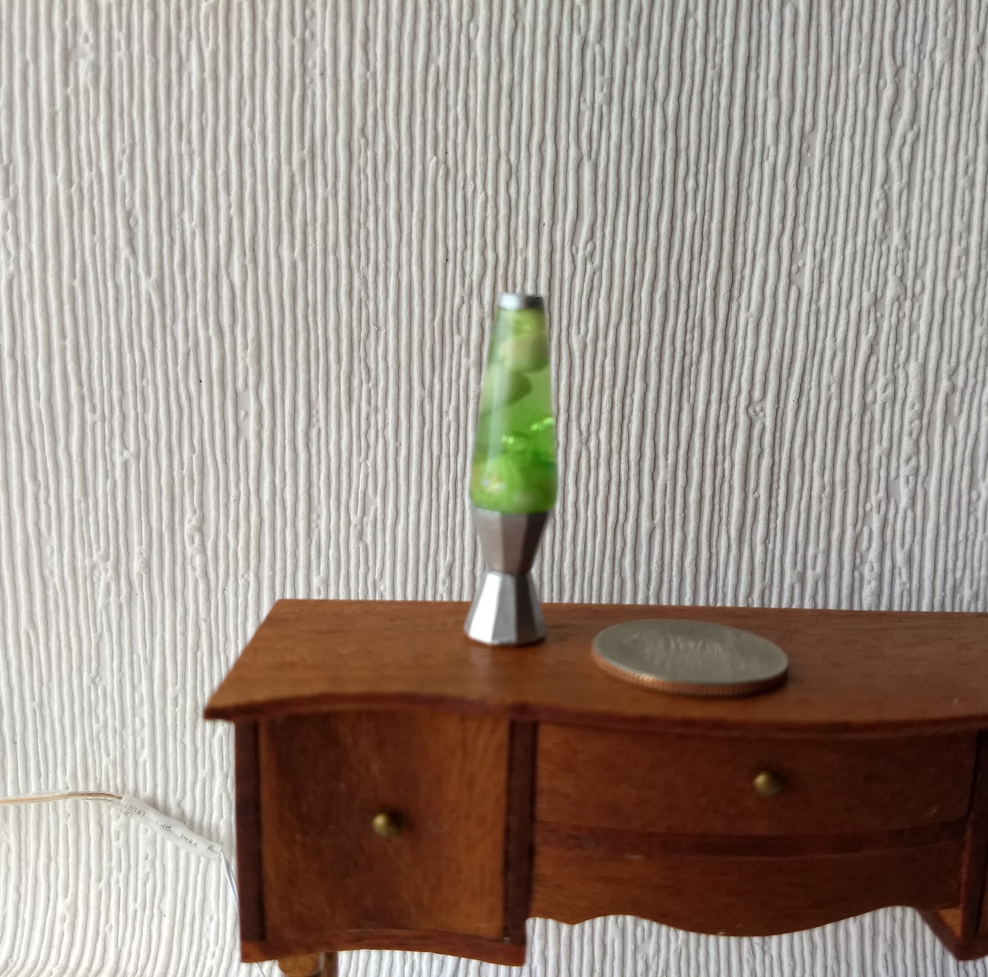 1:12 Dollhouse miniature Handcrafted retro lava lamp Battery operated LED table lamp MCM style with external wires - green resin