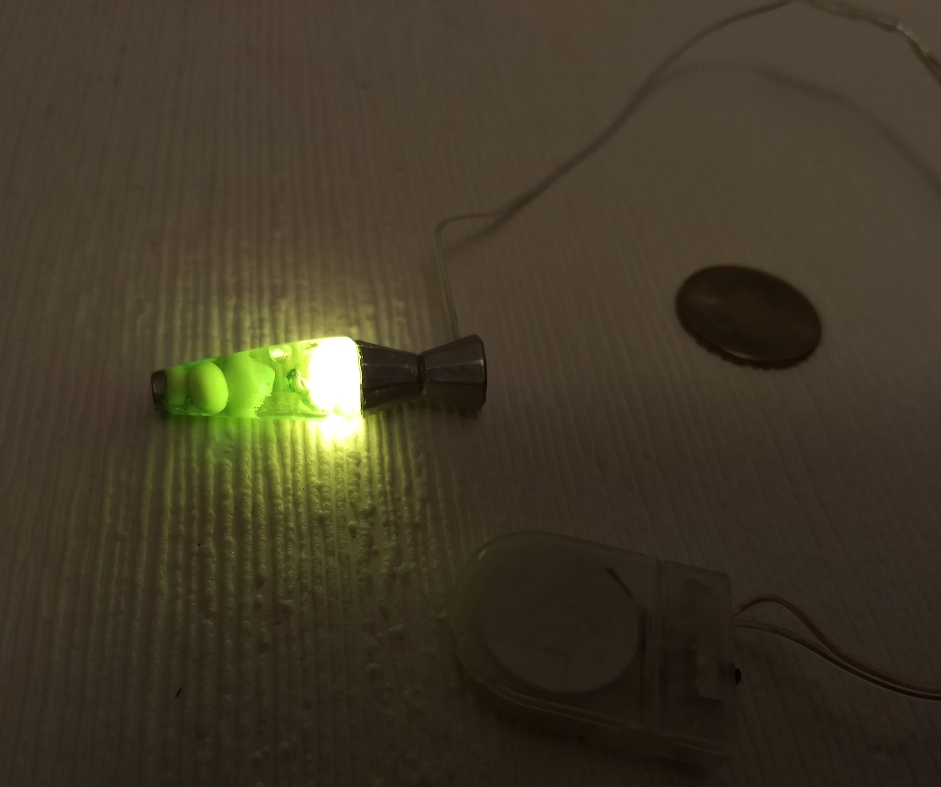 1:12 Dollhouse miniature Handcrafted retro lava lamp Battery operated LED table lamp MCM style with external wires - green resin