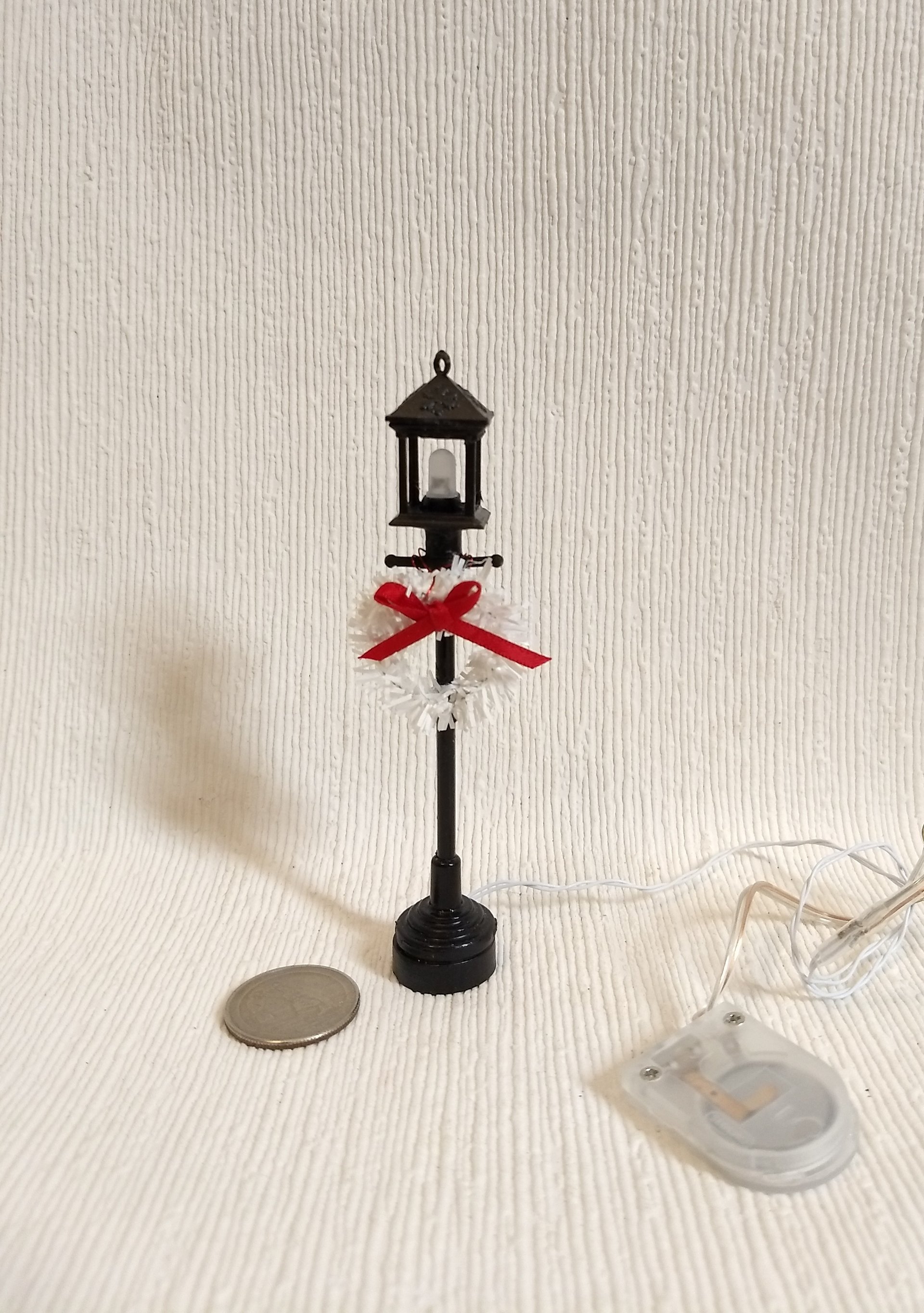 1:12 Dollhouse battery operated lawn holiday decor Light up street lamp decor with white wreath LED lantern on external wires