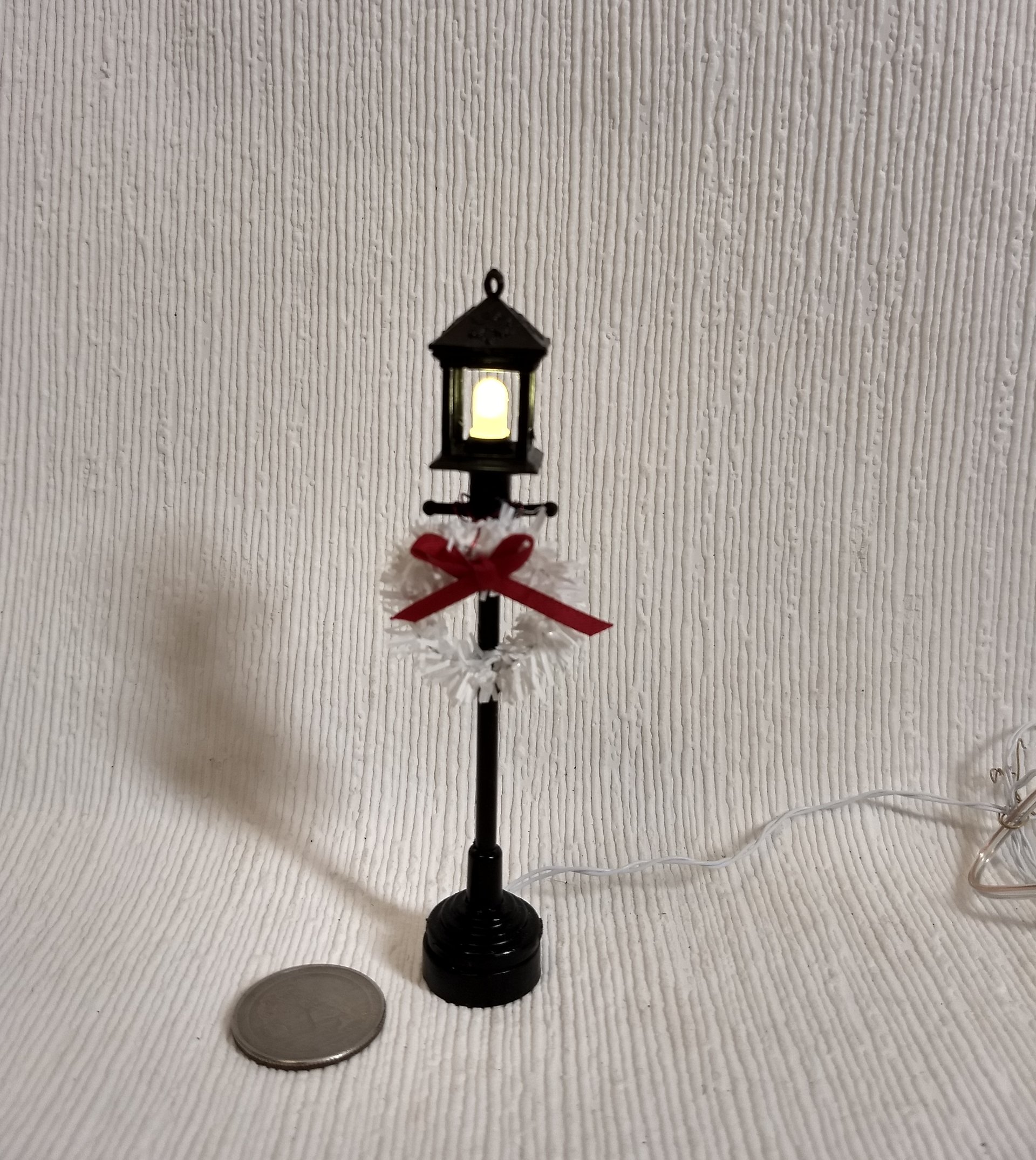 1:12 Dollhouse battery operated lawn holiday decor Light up street lamp decor with white wreath LED lantern on external wires