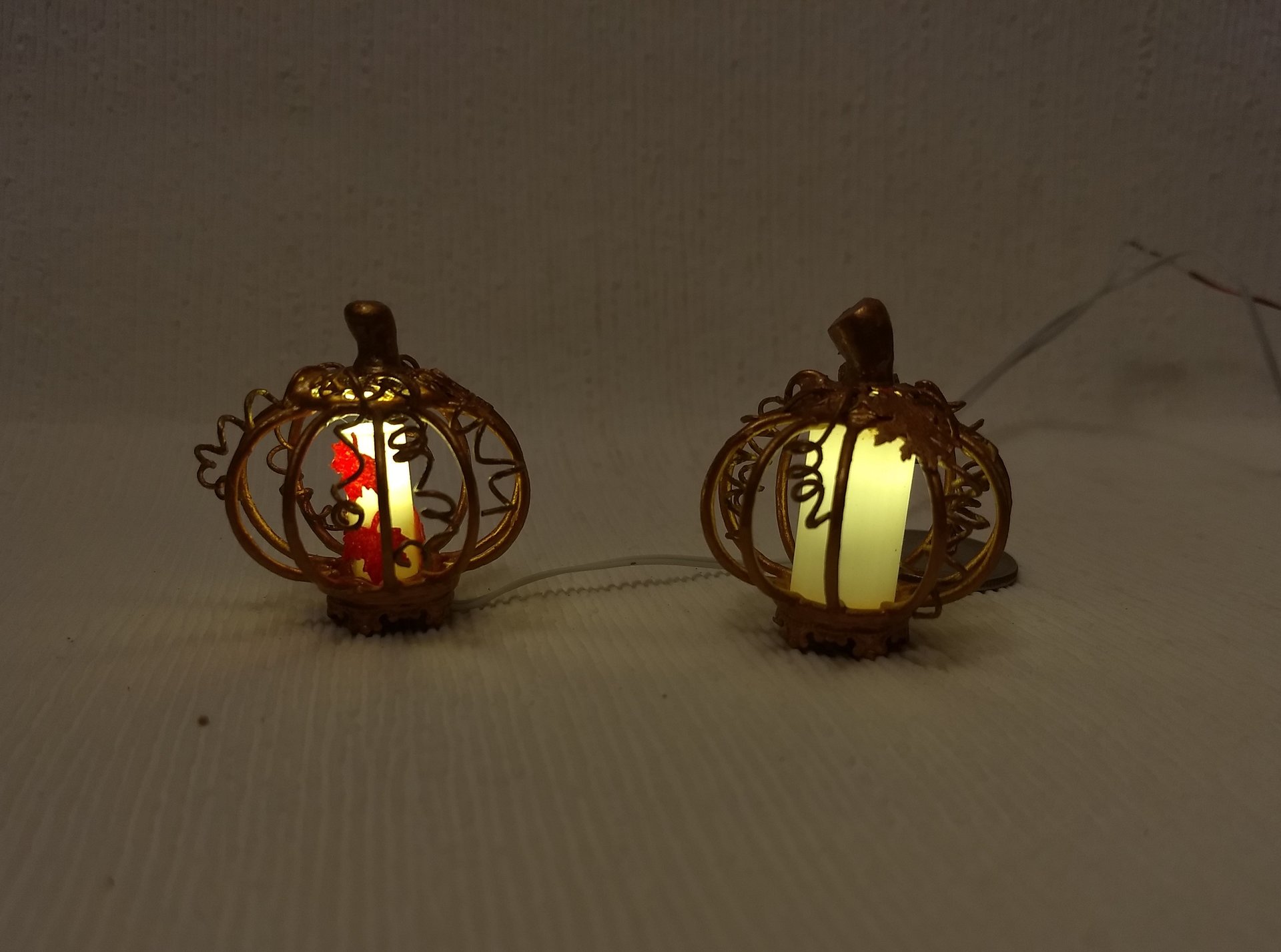 1:12 Dollhouse miniature Wire pumpkin LED light Christmas decor Working bronze pumpkin wire Price is for one unit Two style choices