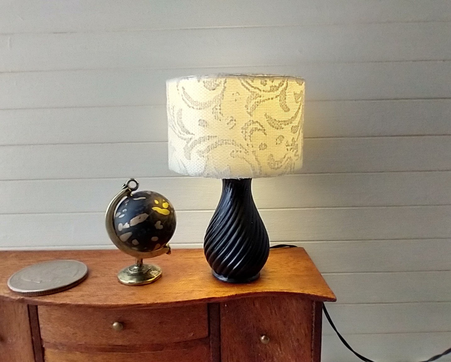 1:12 Dollhouse classic table lamp with a swirly textured vase Battery operated dollhouse lamp on external wires