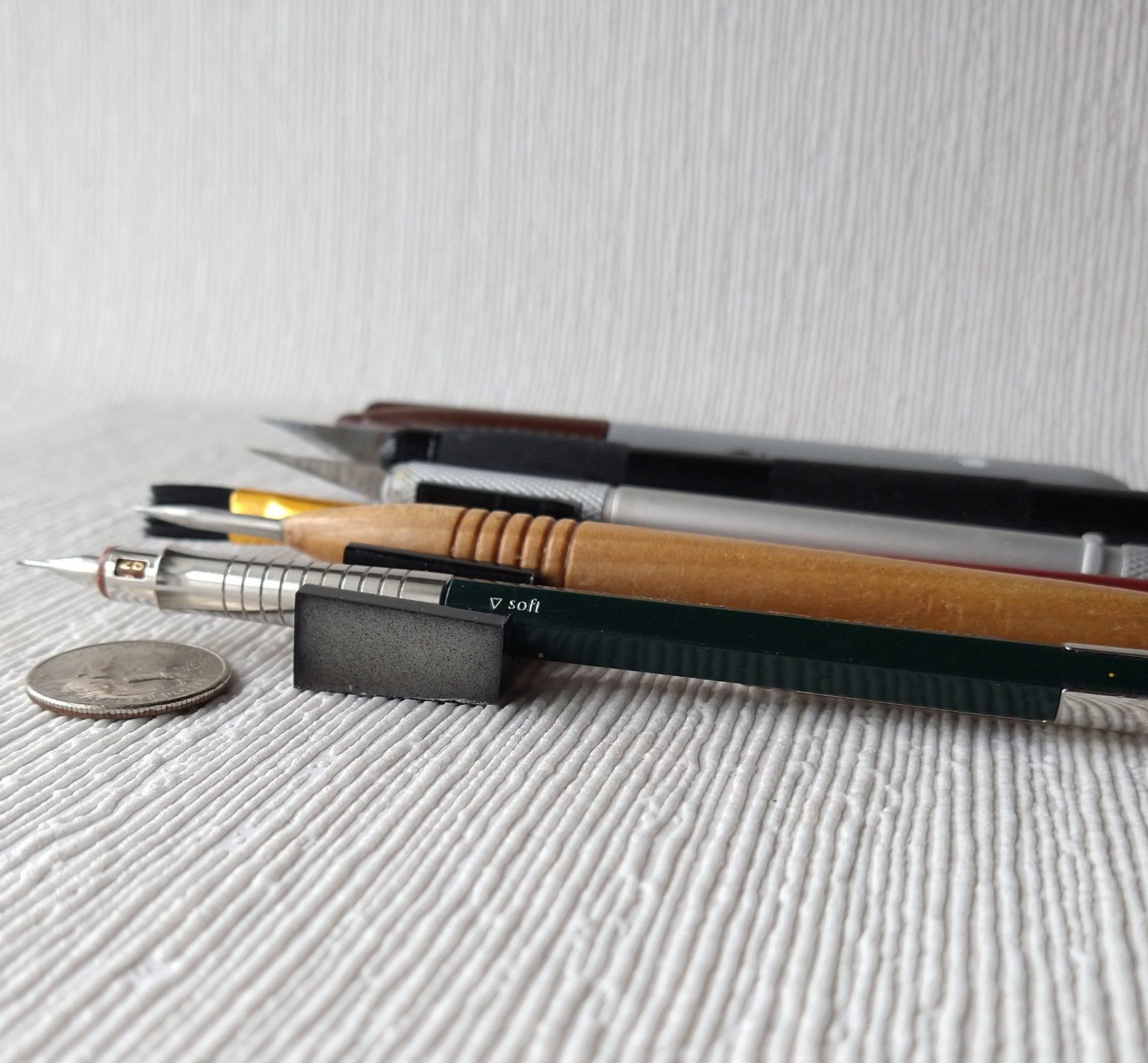 Pen rest or paint brush rest for miniaturists or hobbyists or modellers Current introductory price valid thru 2021 April 30 REF High gloss black