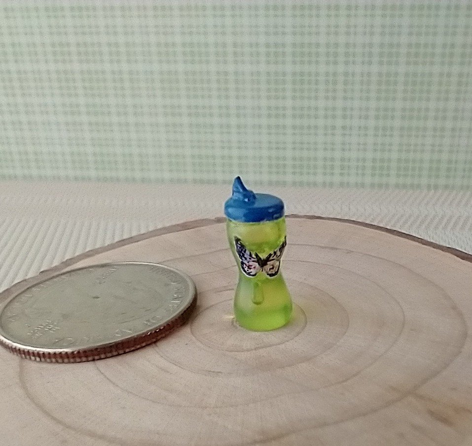1:12 Dollhouse miniature sippy cup with blue lid REF green