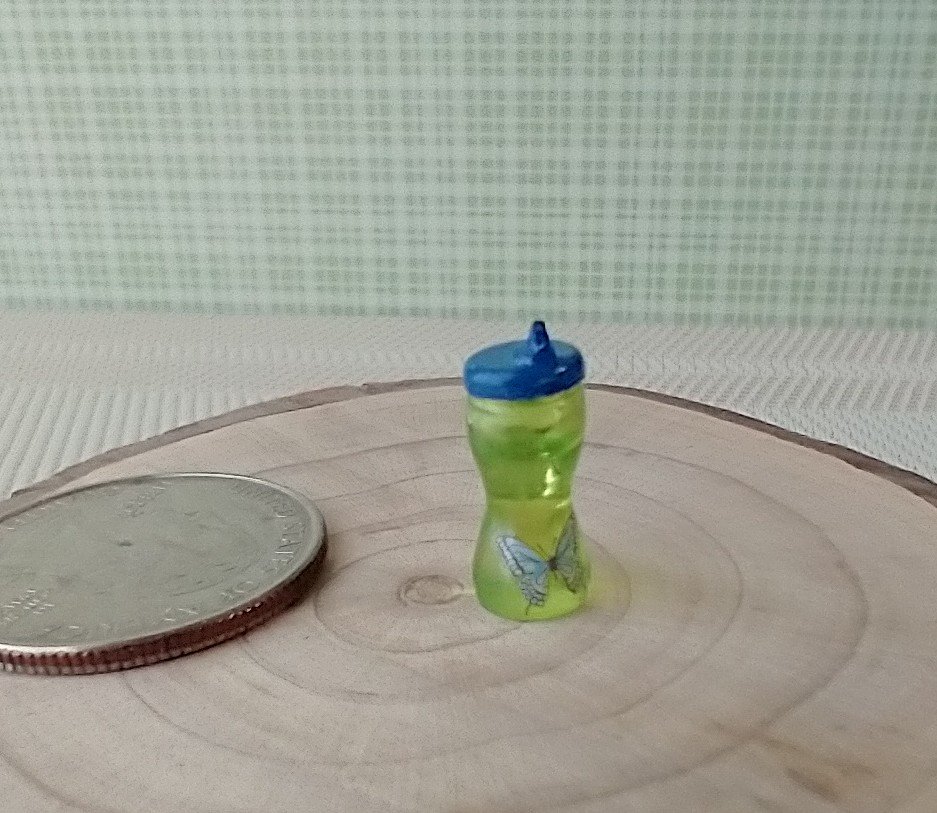 1:12 Dollhouse miniature sippy cup with blue lid REF green