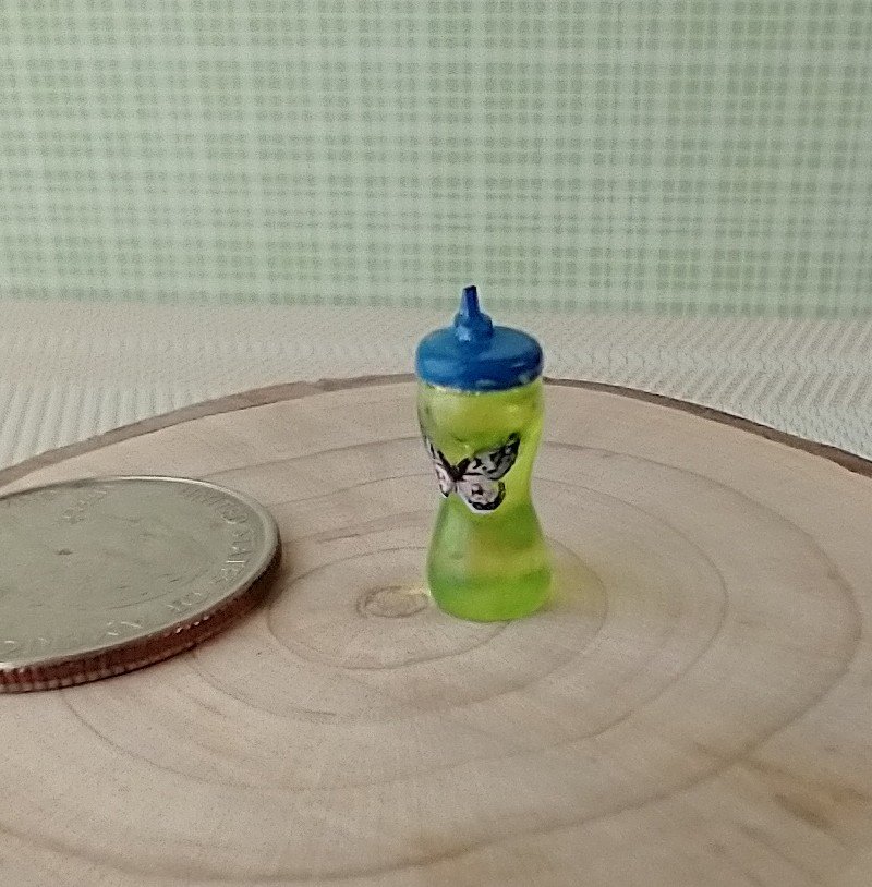1:12 Dollhouse miniature sippy cup with blue lid REF green