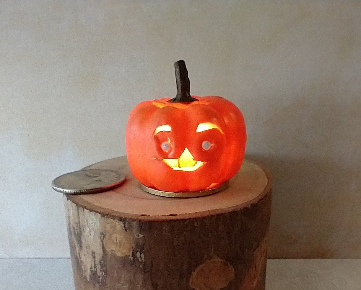 Battery operated miniature light up Jack-O-Lantern Pumpkin LED light for Halloween No external wires REF Blue eyes