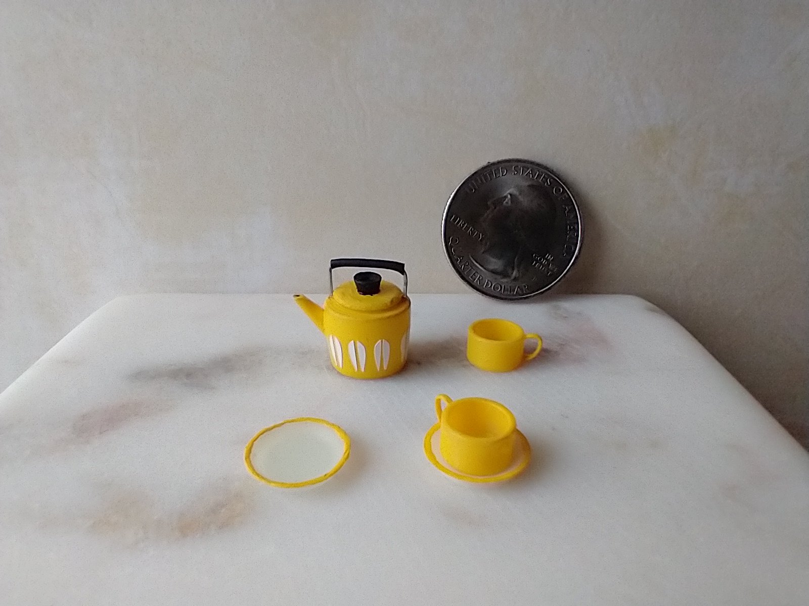 1:12 Dollhouse yellow teapot and cups set Mid-century modern themed tea set of the 70s MCM teapot set