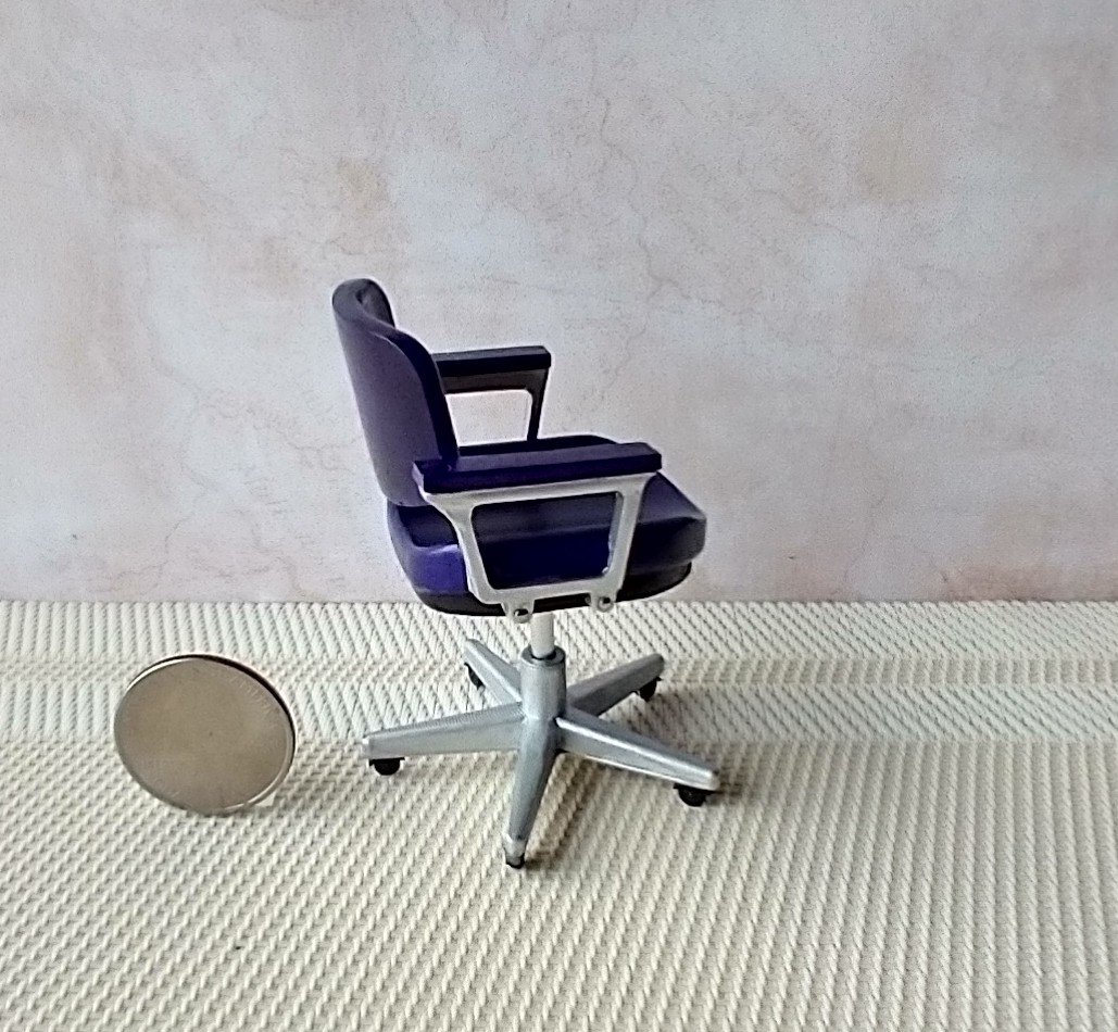 1:12 Dollhouse desk chair or task chair or office chair with padded armrests in purple