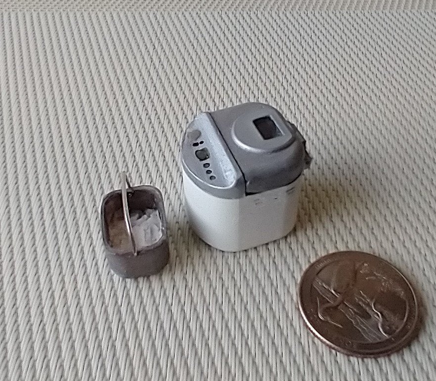1:12 Dollhouse miniature bread maker Home bread machine with hinged lid and removable bread ban