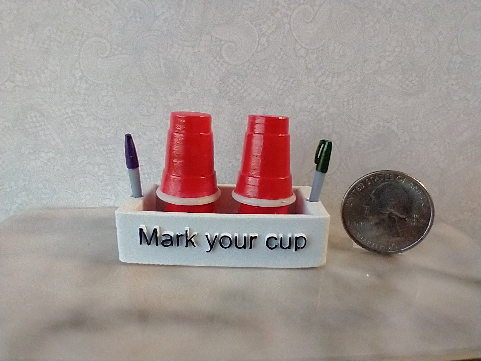 Play scale 1:6 or Barbie dollhouse party plastic cup and markers holder in white finish with two faux pens and four cups REF White