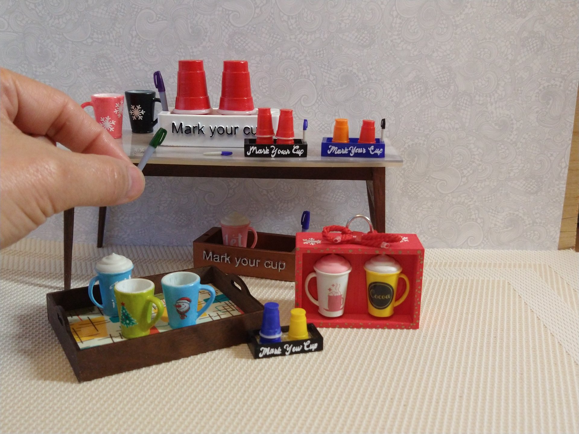 Play scale 1:6 or Barbie dollhouse party plastic cup and markers holder in white finish with two faux pens and four cups REF White