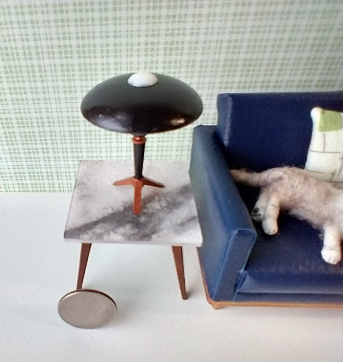 1:12 dollhouse mid-century space age flying saucer table lamp Battery operated MCM light on external wires