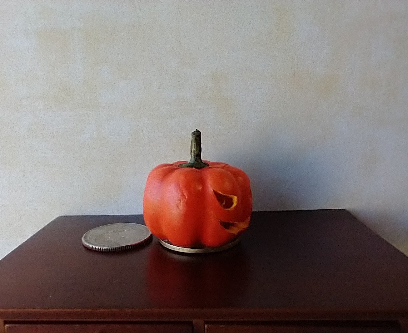 Battery operated miniature light up Jack-O-Lantern Pumpkin LED light for Halloween No external wires