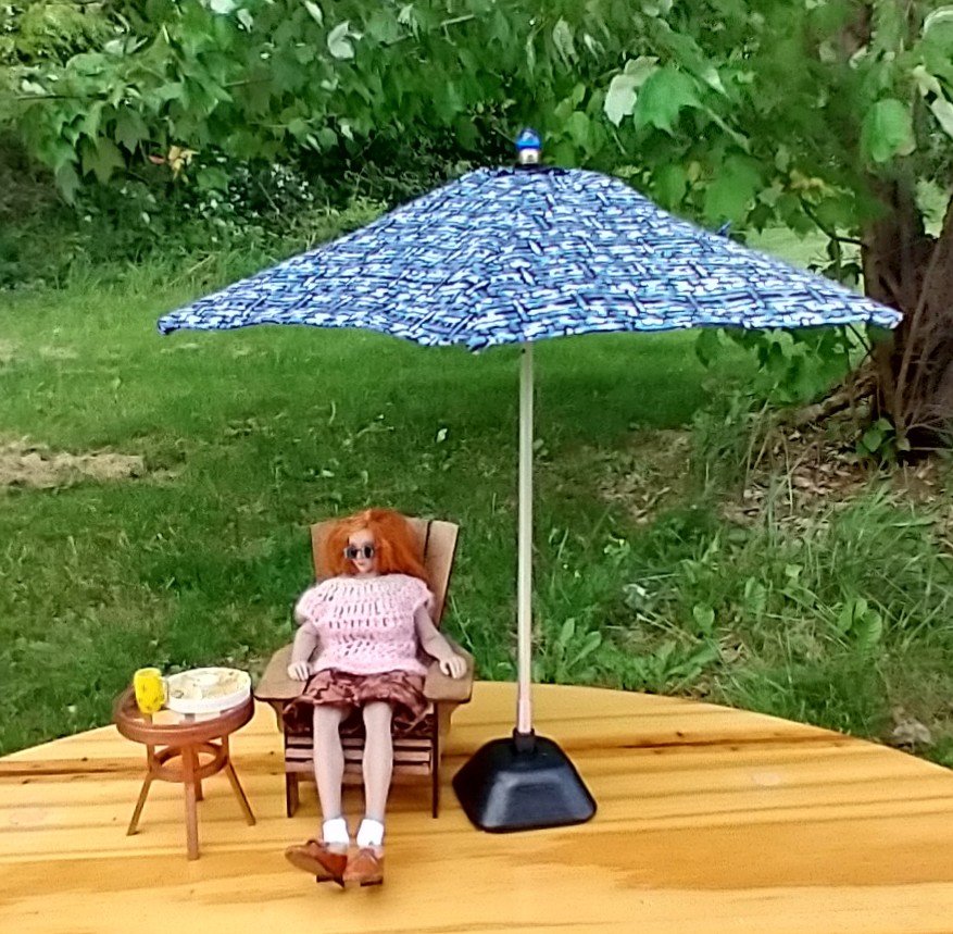 1:12 Dollhouse miniature patio umbrella - openable and detachable from a weighted stand