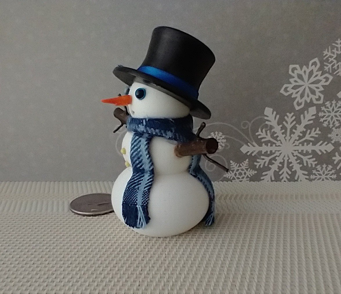 1:12 Dollhouse miniature light up snowman with removable hat Battery operated holiday decor REF Bluds plaid scarf