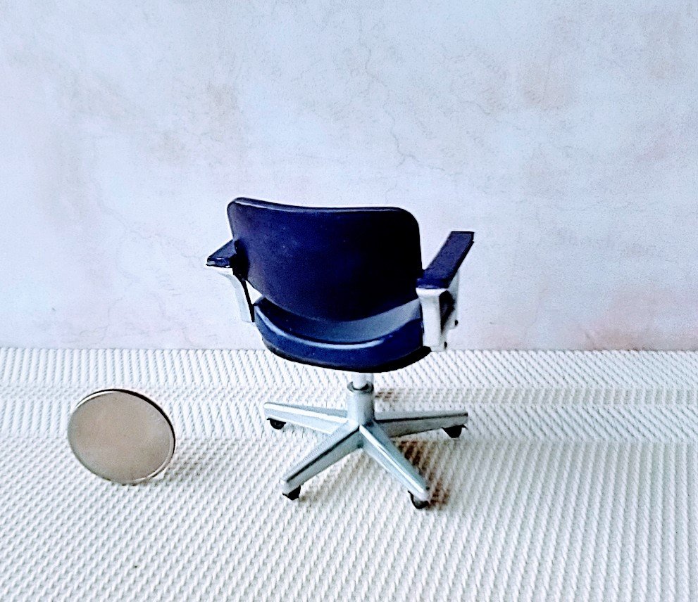1:12 Dollhouse desk chair or task chair or office chair with padded armrests in purple