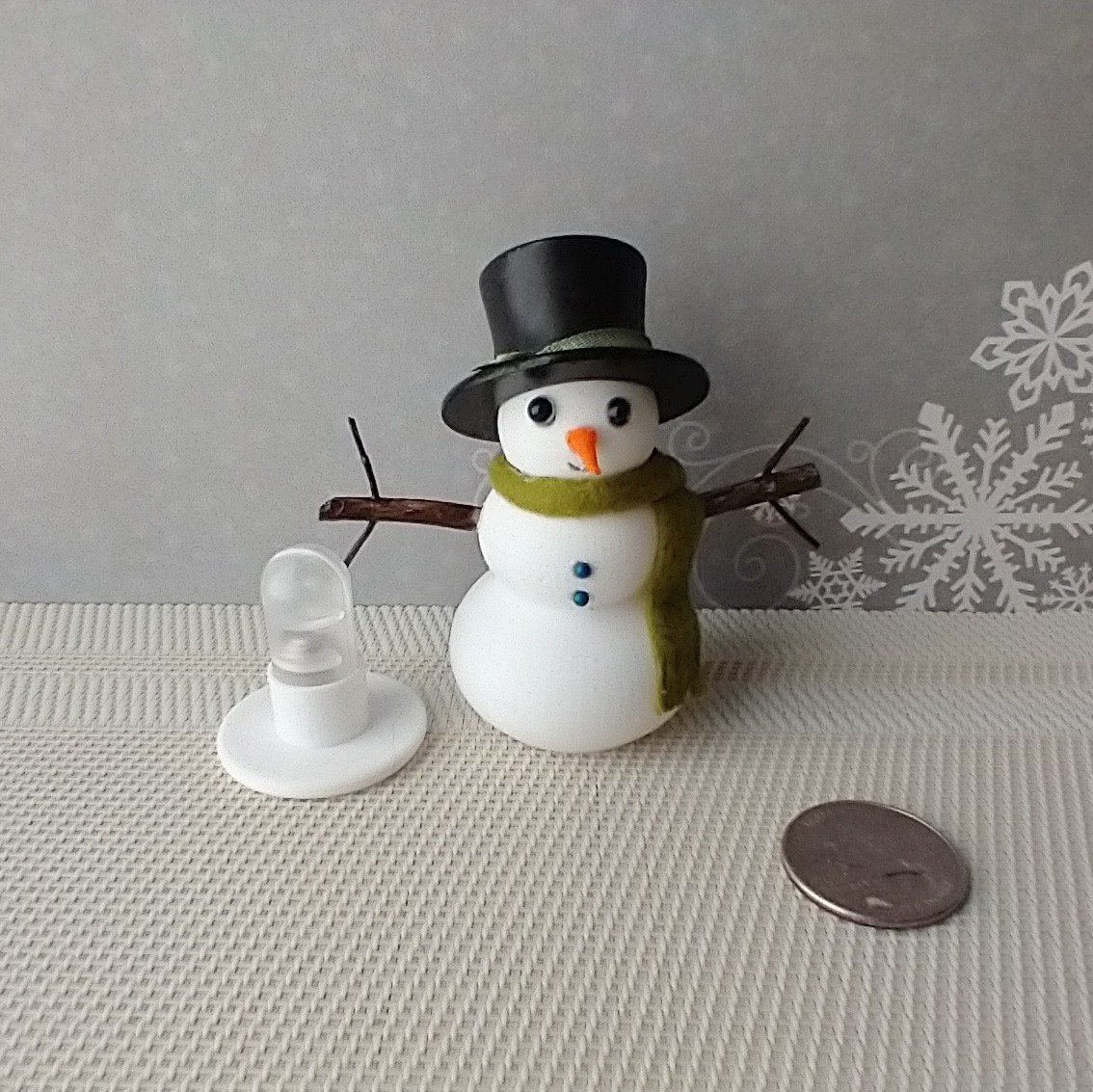 1:12 Dollhouse miniature light up snowman with removable hat Battery operated holiday decor REF Green scarf