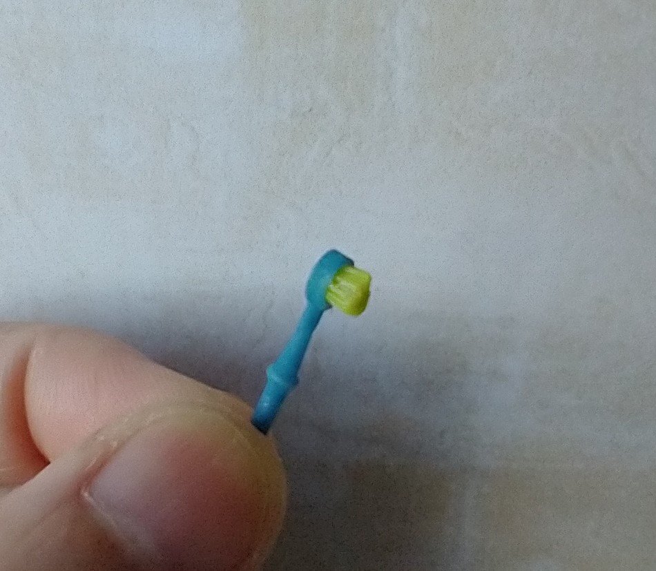 1:12 Dollhouse kitchen brush with handle REF Blue handle