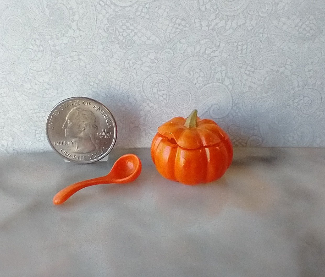 1:12 scale dollhouse pumpkin tureen with lid and ladle for Halloween Thanksgiving Decorative jar as centerpiece for fall decoration REF Orange
