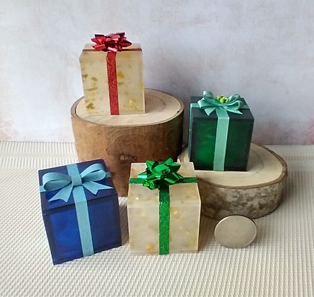 Miniature light up gift box in green with a light green gift bow Battery lighted festive gift box for mini holiday scene display REF Green