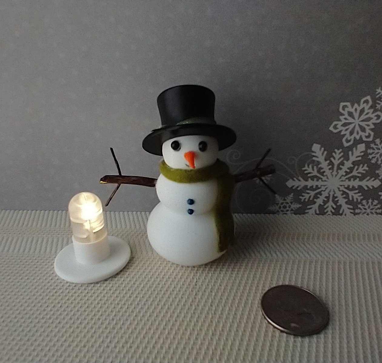 1:12 Dollhouse miniature light up snowman with removable hat Battery operated holiday decor REF Green scarf