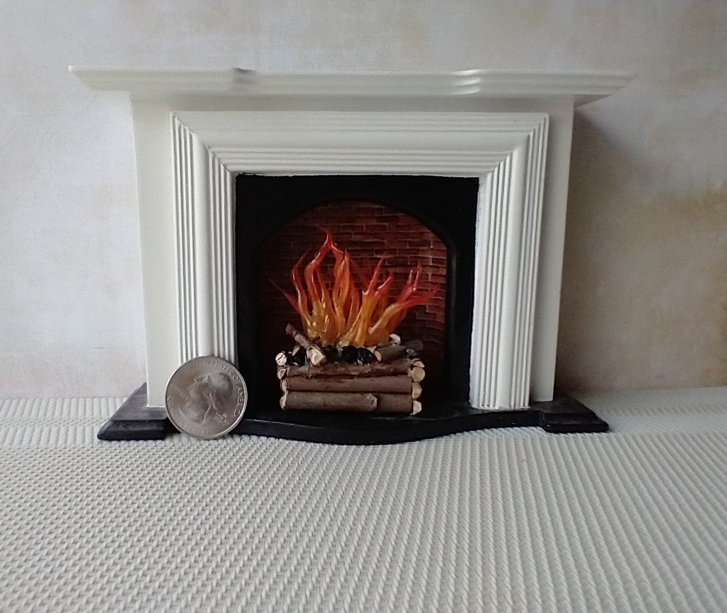 1:12 Dollhouse realistic light up firelogs with flickering flames Battery operated lit logs 1 unit