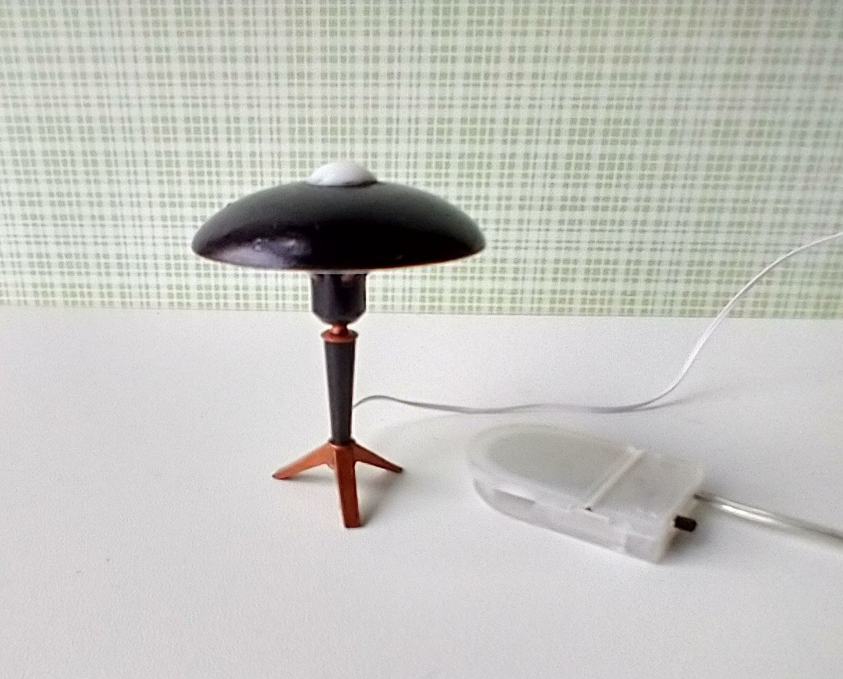 1:12 dollhouse mid-century space age flying saucer table lamp Battery operated MCM light on external wires