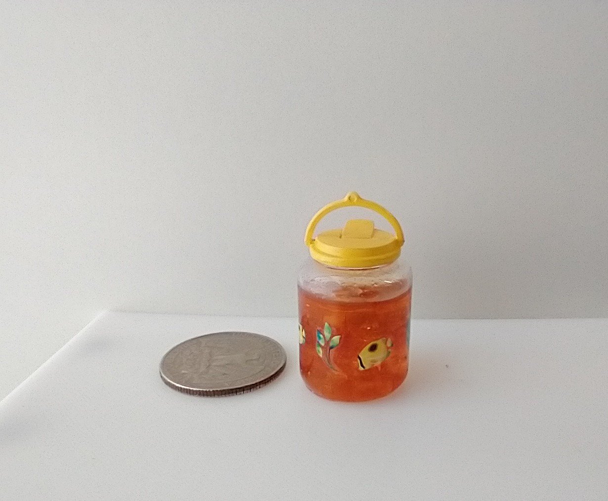 1:12 Dollhouse miniature large tea jar filled with faux tea and ice cubes REF Yellow lidded