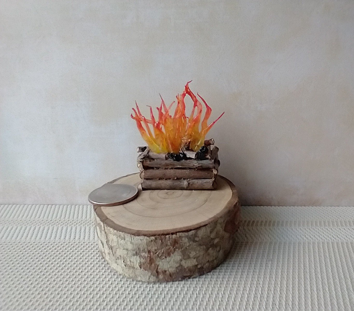 1:12 Dollhouse realistic light up firelogs with flickering flames Battery operated lit logs 1 unit