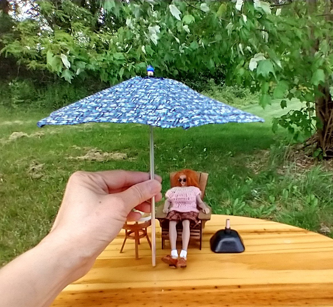 1:12 Dollhouse miniature patio umbrella - openable and detachable from a weighted stand