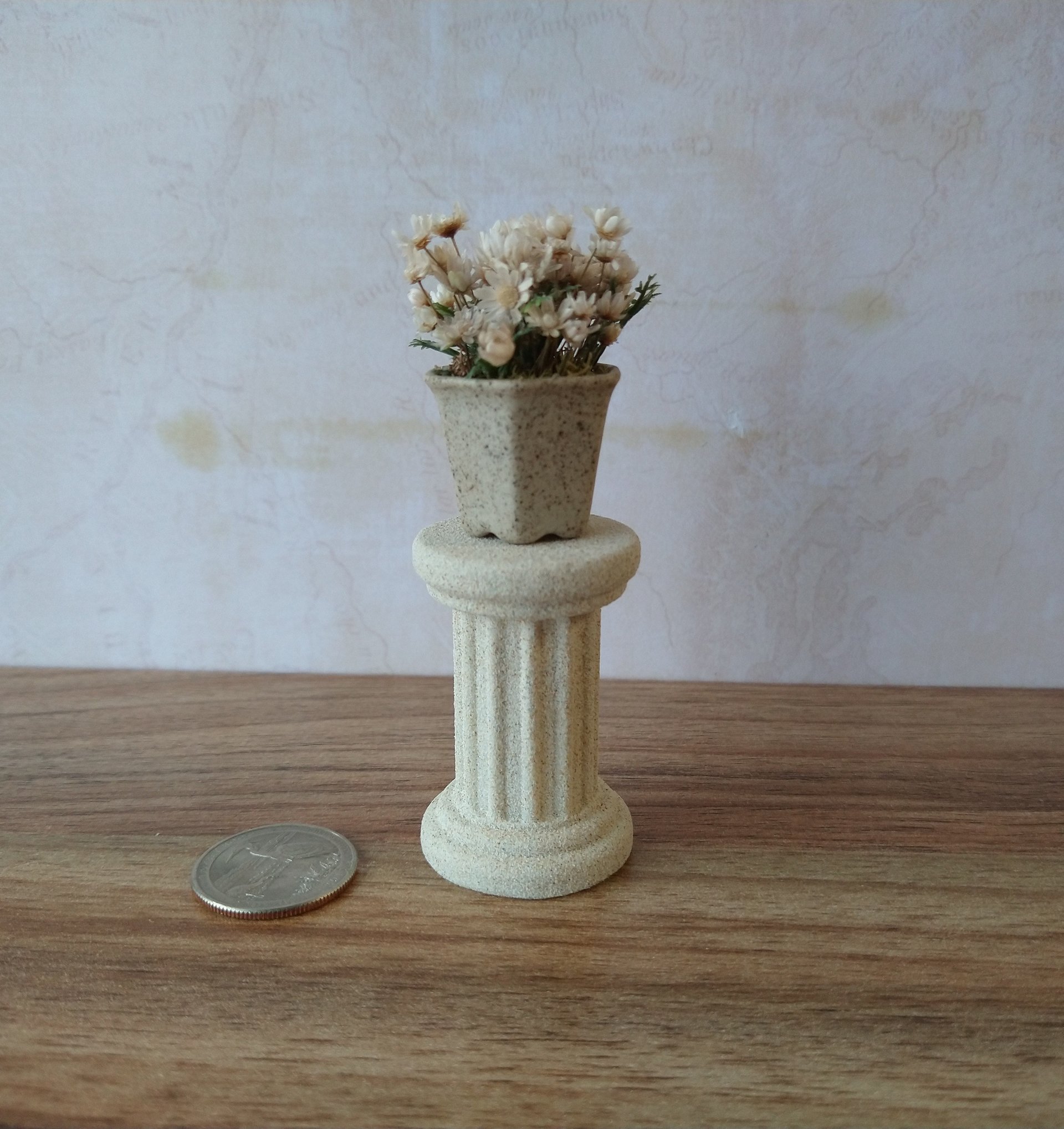 1:12 Dollhouse garden pedestal with fine stone texture REF Fluted